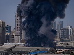 eine schwarze rauchwolke steigt aus einem lagerhaus im industriegebiet von sharjah city in den vereinigten arabischen emiraten auf nachdem ueber iranische angriffe berichtet wurde