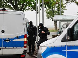 einsatzbeamte der polizei befinden sich auf dem gelaende der justizvollzugsanstalt zwecks durchsuchungen
