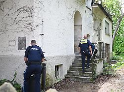 einsatzkraefte der polizei ermitteln bei einem leerstehenden gebaeude polizisten suchen im allgaeu nach einem jugendlichen und finden eine leiche die beamten vermuten eine toedliche gewalttat