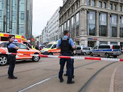 einsatzkraefte stehen am eingang der grimmaischen strasse in leipzig ist ein auto in mehrere menschen gefahren
