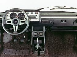 einst waren aschenbecher und zigarettenanzuender wie bei diesem vw golf aus dem jahr 1976 fester bestandteil im armaturenbrett