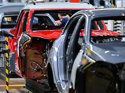 fahrzeuge werden auf einer linie im bmw werk leipzig montiert