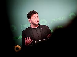felix banaszak parteivorsitzender von buendnis 90 die gruenen gibt eine pressekonferenz nach den gremiensitzungen seiner partei