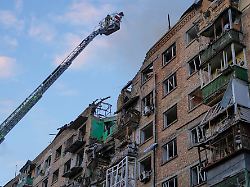 feuerwehrleute arbeiten an einem brennenden gebaeude nach einem russischen raketenangriff 1