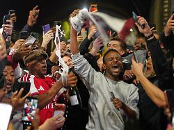 former arsenal player ian wright celebrates with arsenal supporters at the arsenal stadium after arsenal s soccer team won the premier league title in london tuesday may 19 2026 3