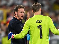 fussball em deutschland daenemark finalrunde achtelfinale bundestrainer julian nagelsmann spricht mit deutschlands torhueter manuel neuer an der seitenlinie