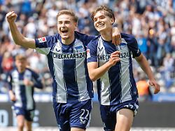 fussball maenner 2 bundesliga hertha bsc spvgg greuther fuerth 33 spieltag olympiastadion nach seinem treffer zum 1 0 freut sich kennet eichhorn r hertha bsc mit niklas kolbe hertha bsc
