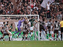 fussball maenner bundesliga fc st pauli vfl wolfsburg 34 spieltag millerntor stadion konstantinos koulierakis m vfl wolfsburg erzielt per kopf das tor zum 0 1