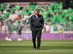 fussball maenner bundesliga fc st pauli vfl wolfsburg 34 spieltag millerntor stadion trainer dieter hecking vfl wolfsburg geht vor dem spiel ueber den rasen