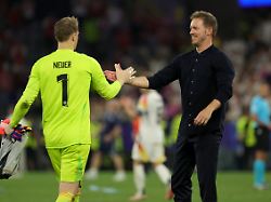 fussball uefa euro 2024 em deutschland daenemark finalrunde achtelfinale stadion dortmund bundestrainer julian nagelsmann r und torhueter manuel neuer geben sich nach dem spiel die hand