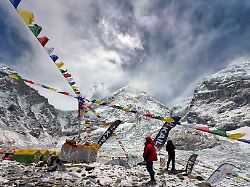 gebetsfahnen wehen ueber den zelten der bergfuehrer und bergsteiger im basislager des mount everest