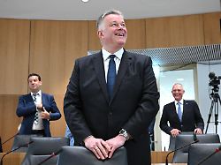 gordon schnieder m cdu designierter ministerpraesident von rheinland pfalz steht zu beginn der konstituierenden sitzung des landtags von rheinland pfalz im plenarsaal