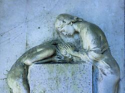 grabstein mit relief zweier trauernden frauengestakten waldfriedhof muenchen oberbayern bayern deutschland europa