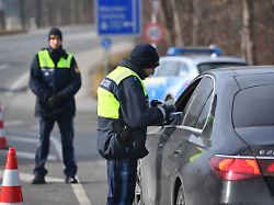 grenzpolizist kontrolliert ein fahrzeug und dessen insassen grenzkontrolle der bayerischen grenzpolizei am grenzuebergang oberaudorf staatsstra e 2093 am 06 02