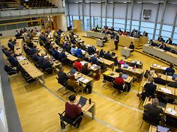 guido kosmehl fdp steht im plenarsaal vom landtag von sachsen anhalt am rednerpult und spricht zu den abgeordneten in der debatte ging es um einen entwurf fuer ein gesetz zur parlamentsreform 1
