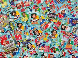 handout 08 05 2026 sticker mit fotos aus der neuen panini stickerkollektion zum sammeln zur fifa fussball weltmeisterschaft 2026 liegen auf einem haufen undatiertes handout 1