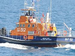 handout das von der griechischen kuestenwache am 13 03 2024 zur verfuegung gestellte undatierte foto zeigt ein boot der griechischen kuestenwache