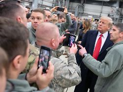 handout militaerangehoerige machen fotos von donald trump 2 v r praesident der usa waehrend dessen besuch auf dem stuetzpunkt der us luftwaffe in ramstein