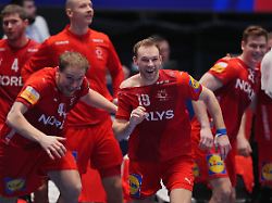 handball wm daenemark portugal finalrunde halbfinale unity arena daenemarks simon pytlick l und mathias gidsel r rennen zum schlusspfiff jubelnd aufs spielfeld 1