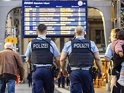 hauptbahnhof frankfurt bundespolizei beim streifengang durch die bahnsteighalle frankfurt a