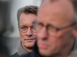 hendrik wuest l cdu ministerpraesident nordrhein westfalen steht hinter bundeskanzler friedrich merz cdu nach der eroeffnung der rahmedetalbruecke