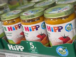 hipp babynahrung im glas in eimem supermarktregal