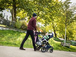 illustration ein vater geht am 06 10 2022 in berlin mit einem kinderwagen spazieren gestellte szene