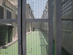 im italienischen ankunftslager fuer fluechtlinge in der hafenstadt shengjin im noerdlichen albanien stehen hohe zaeune