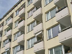 in deutschland gibt es viel zu wenige sozialwohnungen und die werden mitunter von menschen bewohnt die sich hoehere mieten leisten koennten