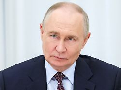 in diesem sommer wird der moment kommen wladimir putin hier bei einem fototermin im kreml am 30 april 2026