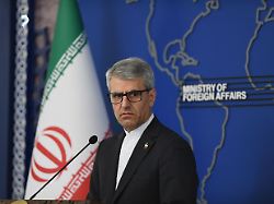 ismail baghai sprecher des iranischen aussenministeriums nimmt an einer pressekonferenz teil