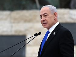 israels premierminister benjamin netanjahu nimmt an einer zeremonie anlaesslich des israelischen gedenktags fuer gefallene soldaten yom hazikaron auf dem militaerfriedhof am berg herzl in jerusalem teil