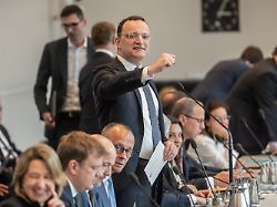 jens spahn cdu cdu csu fraktionsvorsitzender im bundestag spricht neben bundeskanzler friedrich merz cdu zu beginn der sitzung der cdu csu fraktion im bundestag