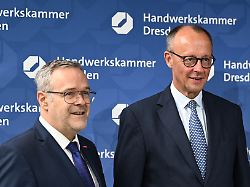 joerg dittrich l praesident der handwerkskammer dresden und des zentralverbandes des deutschen handwerks zdh empfaengt bundeskanzler friedrich merz cdu im bildungszentrum der handwerkskammer in dresden