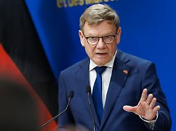 johann wadephul cdu bundesaussenminister reist nach marokko hier bei einer pressekonferenz press conference mit dem aussenminister von marokko nasser bourita rabat 30 04 2026