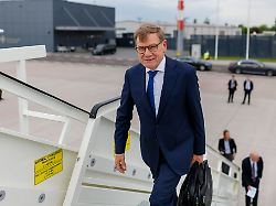 johann wadephul cdu bundesaussenminister reist zum nato aussenministertreffen nach helsingborg hier beim einstig in einen airbus a319 auf dem flughafen ber berlin 21 05 2026