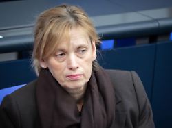 karin prien bundesministerin fuer bildung familie senioren frauen und jugend im portrait auf der regierungsbank bei der 71 sitzung des deutschen bundestag in berlin 16 04