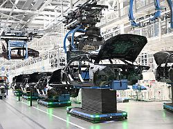 karrosserien fuer mercedes benz fahrzeuge der luxusklasse werden im werk sindelfingen in der factory 65 am band transportiert