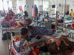 kinder die an masern erkrankt sind werden in einem krankenhaus behandelt da das land mit einem zunehmenden ausbruch der krankheit konfrontiert ist