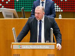 klaus esser afd mitglied des landtages spricht bei einer aktuellen stunde zu staus in nordrhein westphalen im landtag