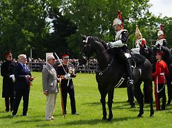 koenig charles iii bei der verleihung des preises an den besten trooper waehrend der royal windsor horse show in windsor berkshire