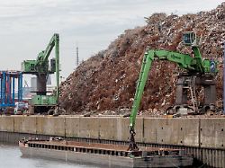 kraene verladen schrott im hafen hamburg auf eine schute