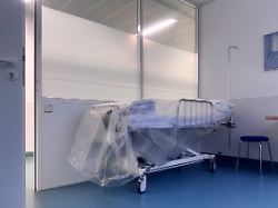 krankenhausbett ohne patient steht in einem patientenzimmer auf in einem krankenhaus
