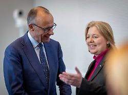 l r friedrich merz cdu bundeskanzler und baerbel bas ministerin fuer arbeit und soziales im deutschen bundestag aufgenommen vor der fraktionssitzung der spd in berlin 19 05 2026