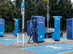ladesaeulen mit ladesteckern bei aral pulse blankenfelde 26 08 2025 ein tesla wird aufgeladen