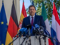 lars klingbeil spd bundesminister der finanzen spricht vor einem treffen der finanzminister aus den sechs wirtschaftsstaerksten eu laender im gaestehaus sandwerder der deutschen bundesbank