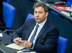 lars klingbeil spd bundesminister der finanzen verfolgt die debatte im plenarsaal im bundestag