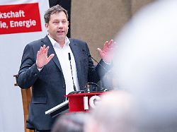 lars klingbeil spd besucht die 76 maikundgebung in bergkamen die kundgebung steht unter dem motto glueck auf