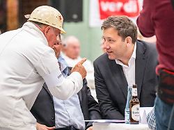 lars klingbeil spd r besucht die 76 maikundgebung in bergkamen und unterhaelt sich mit einem teilnehmer die kundgebung steht unter dem motto glueck auf