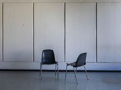 leere stuehle stehen vor dem wegen baumassnahmen verschlossenen zugang zu einer bibliothek berlin deutschland